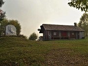 91 Saliamo al Rif. 'I Lupi'  (1270 m) di Brembilla con cielo nuvoloso e nebbie
